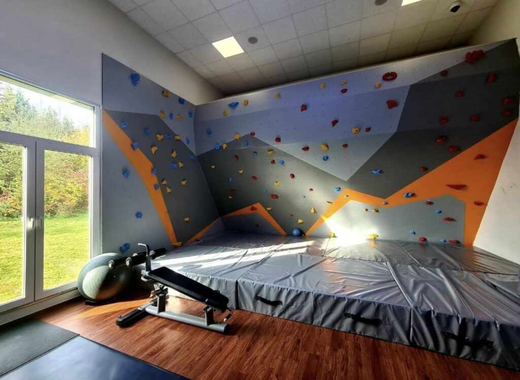 Kletterwand, Medizinische Trainingsfläche, A-K-tiv Therapiezentrum, Eutin